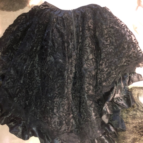 Elegant Black Lace Skirt - Picture 2 of 2